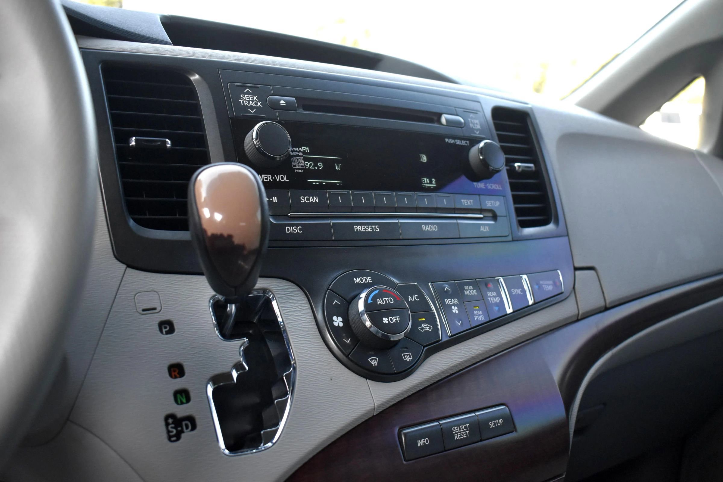 Used 2014 Toyota Sienna XLE image 29