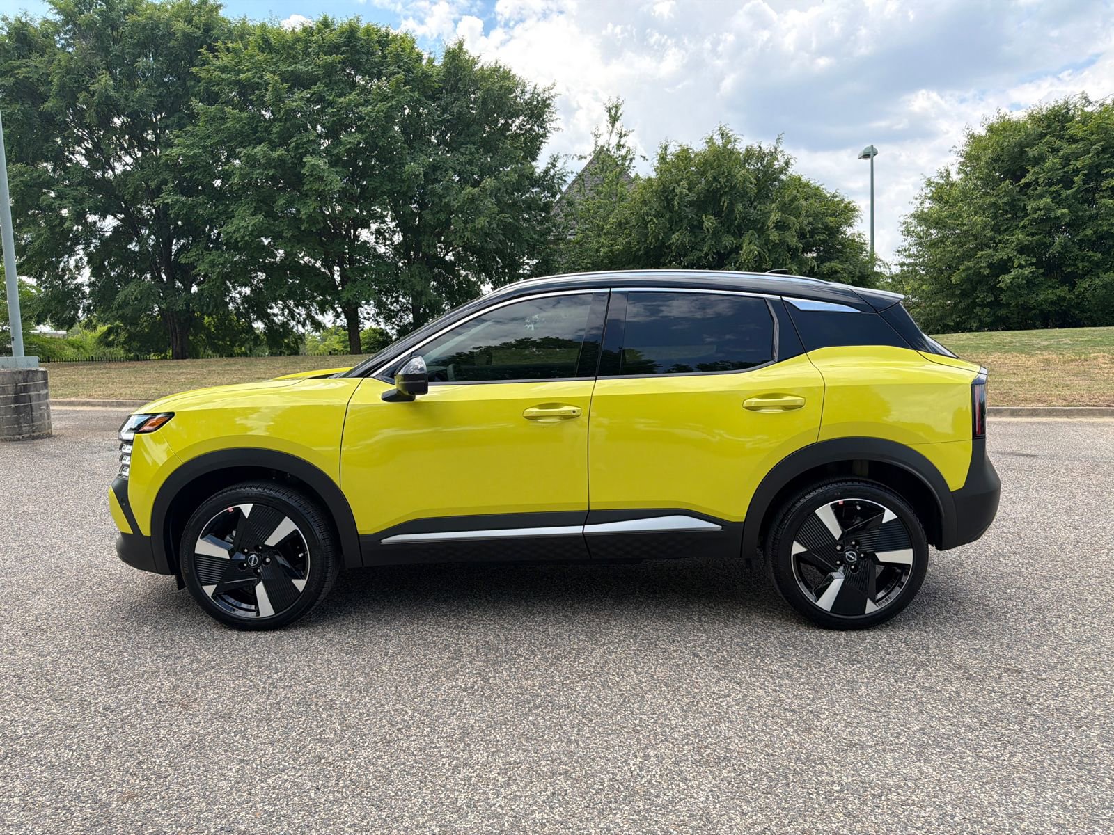 Used 2025 Nissan Kicks SR FWD image 8