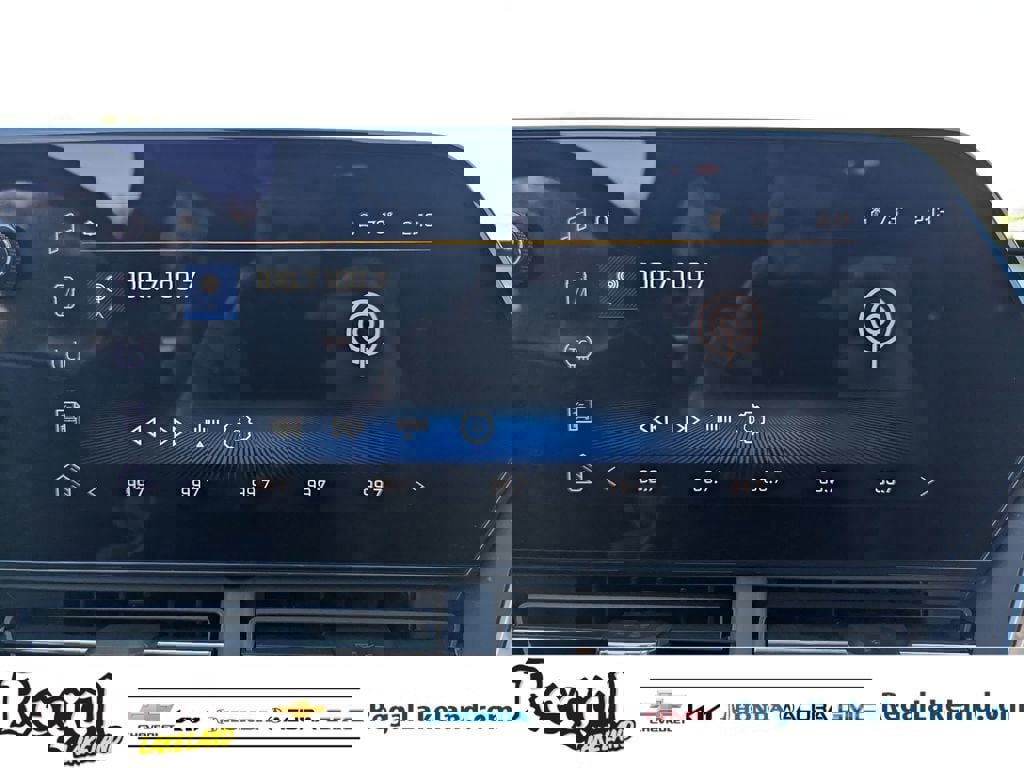 Used 2025 Chevrolet Trax LT w/ LT Convenience Package image 19