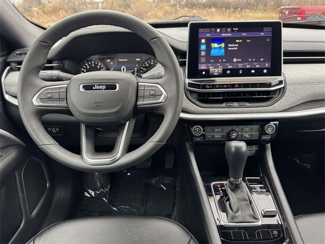 Used 2024 Jeep Compass Latitude image 2