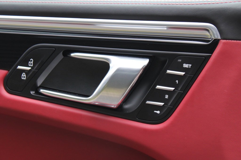 Used 2025 Porsche Macan image 18