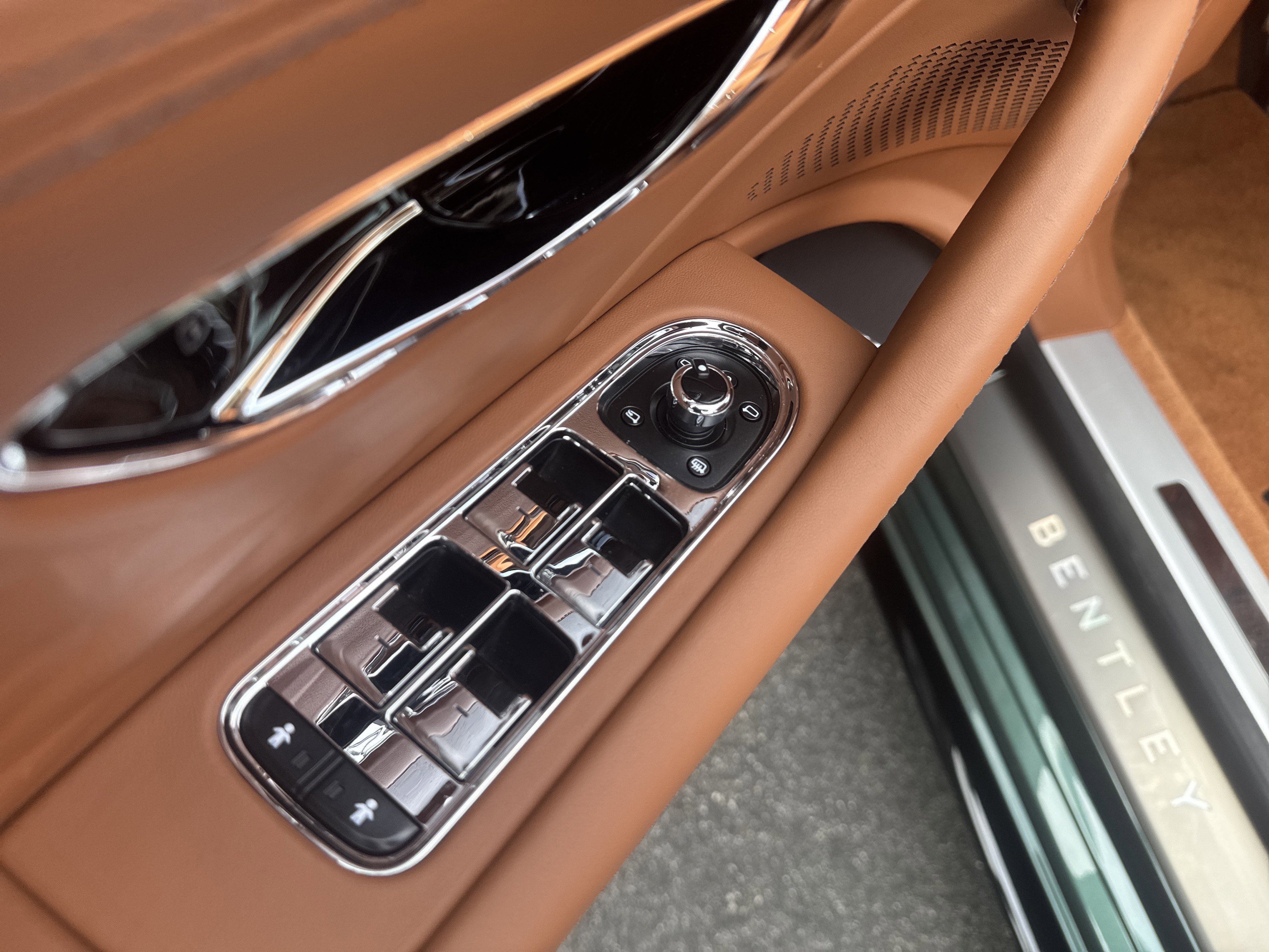 Used 2022 Bentley Flying Spur V8 image 12