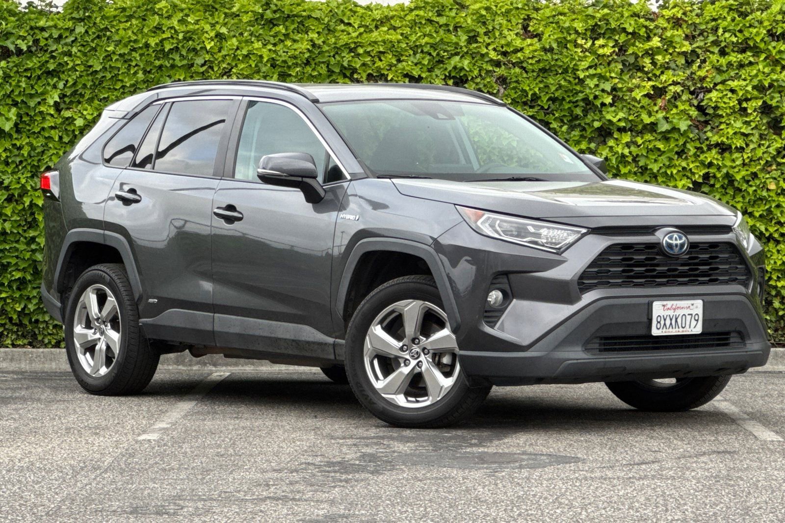 Used 2021 Toyota RAV4 XLE Premium image 2