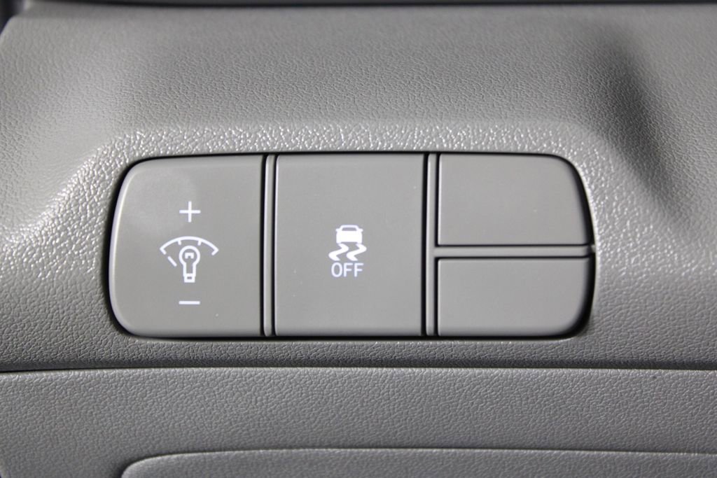 Certified 2025 Hyundai Elantra Sport image 22