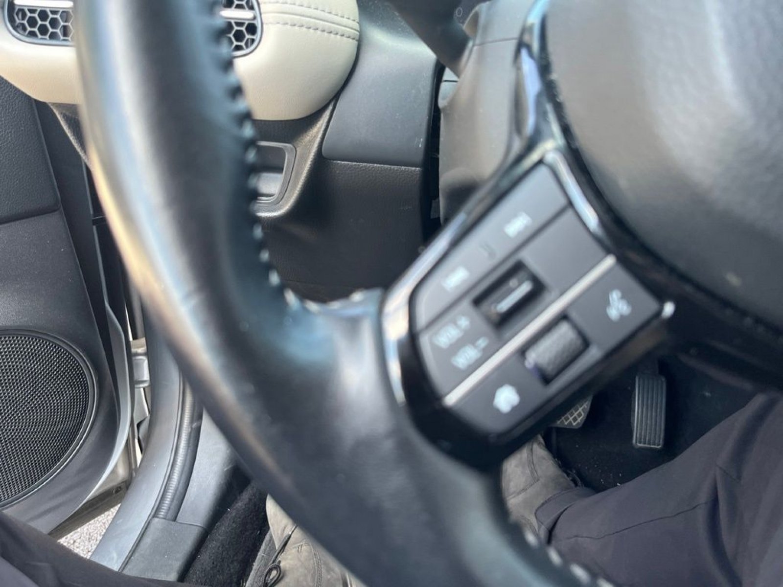 Used 2025 Honda HR-V EX-L image 14