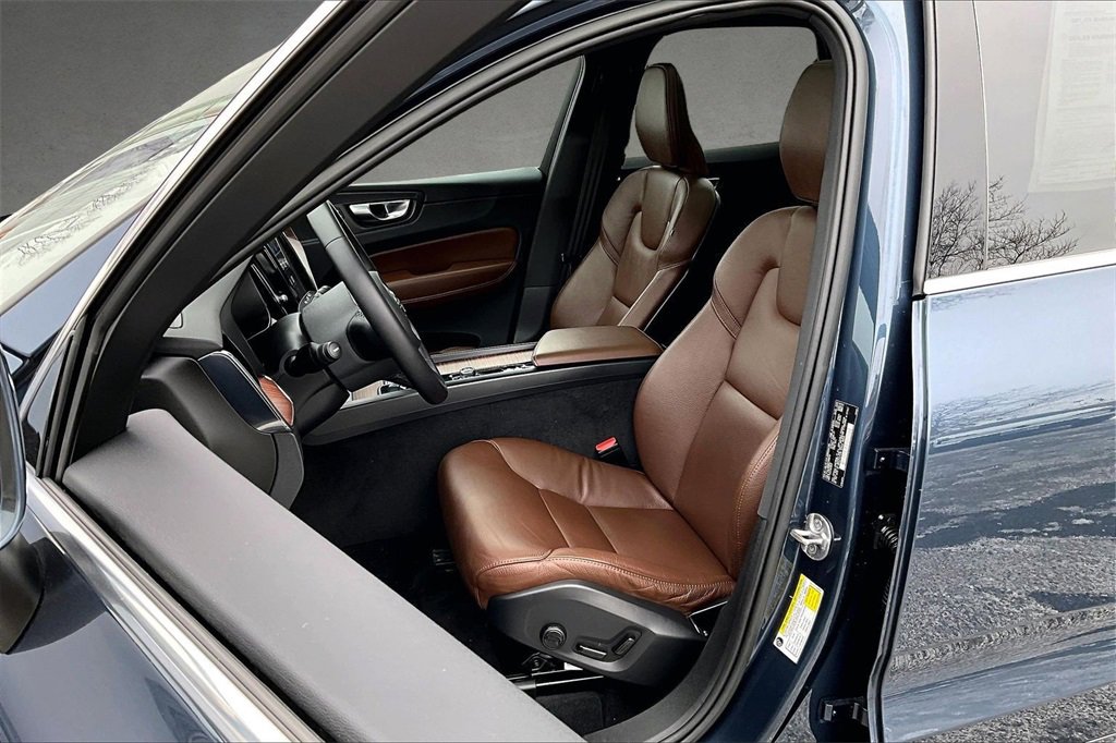 Used 2023 Volvo XC60 B5 Plus w/ Climate Package image 20