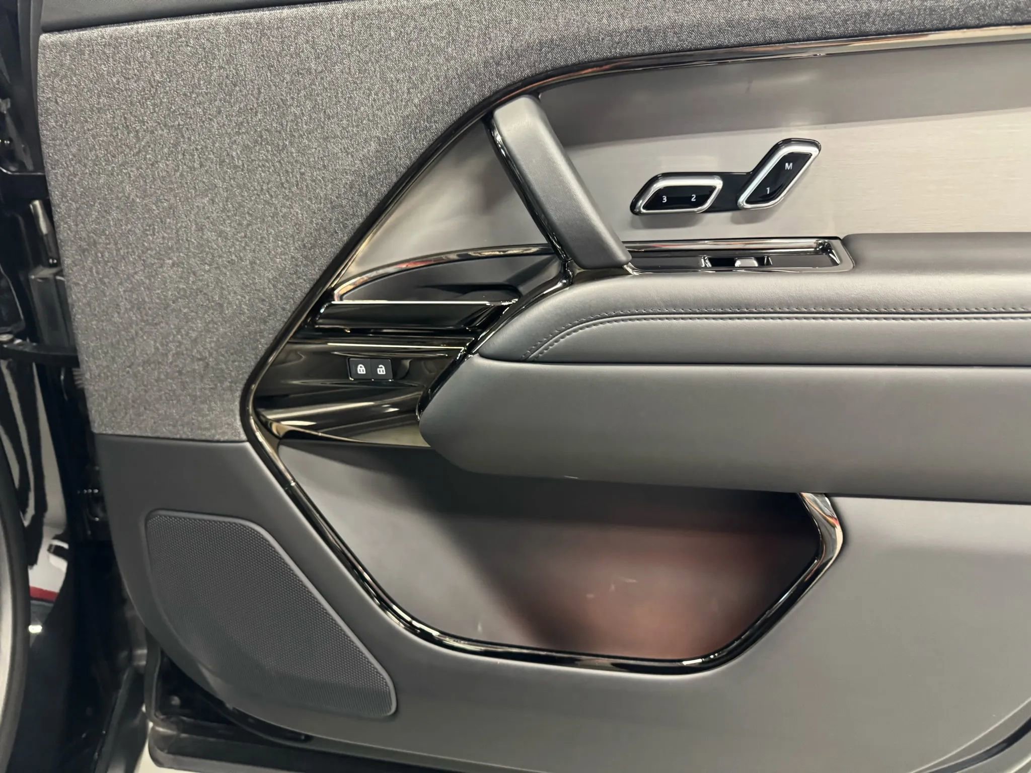 Used 2024 Land Rover Range Rover Sport SE image 30