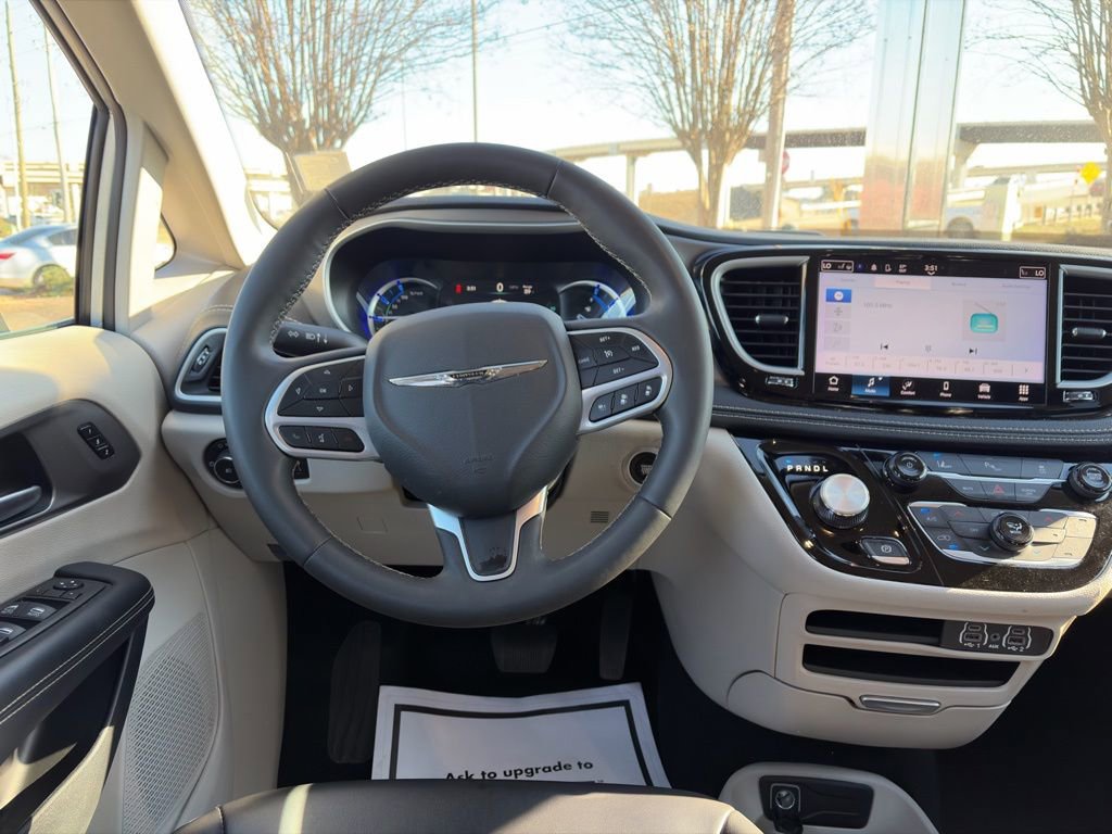 Used 2023 Chrysler Pacifica Touring-L image 15