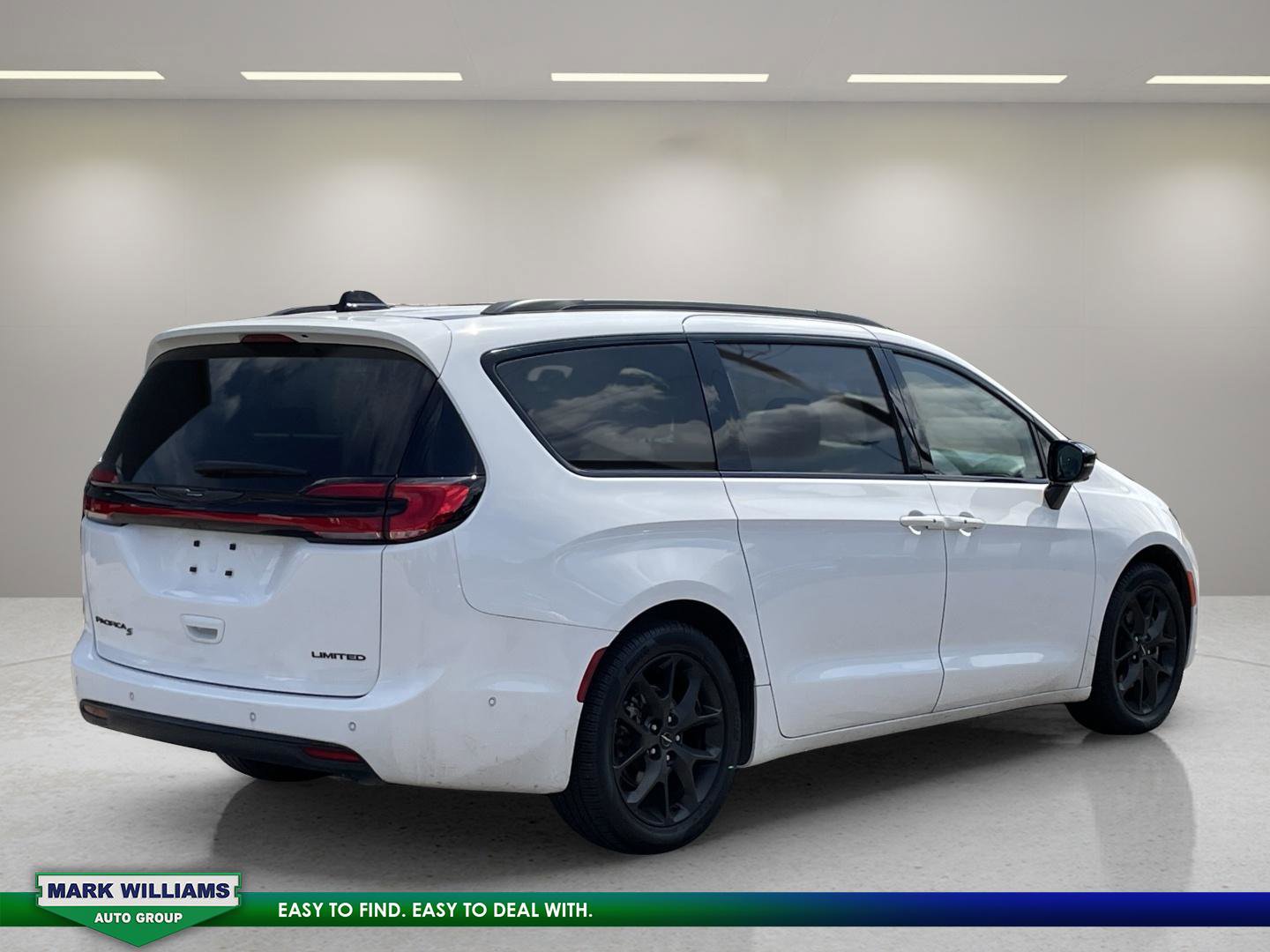 Used 2024 Chrysler Pacifica Limited w/ S Appearance Package image 4