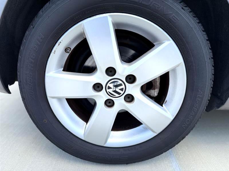 Used 2010 Volkswagen Golf 4-Door image 9