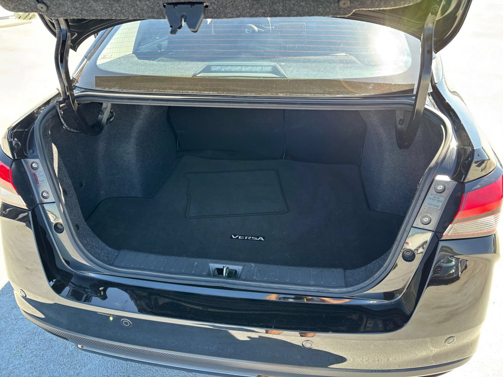 Used 2025 Nissan Versa SV FWD image 30