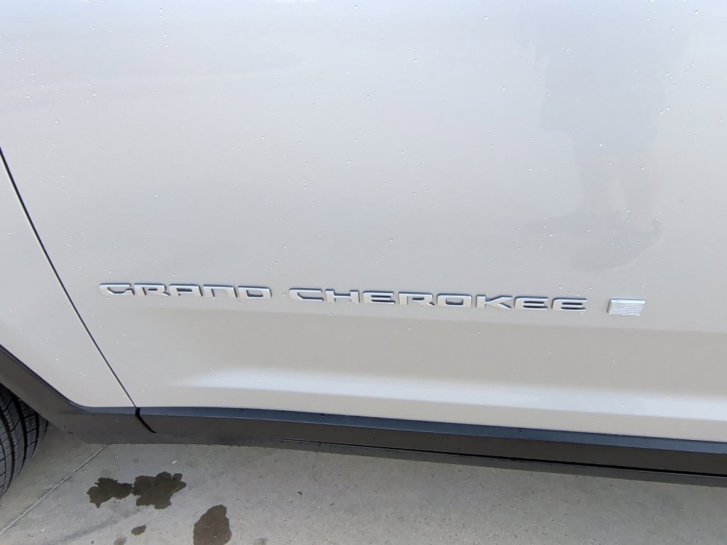 Used 2024 Jeep Grand Cherokee Limited RWD image 46