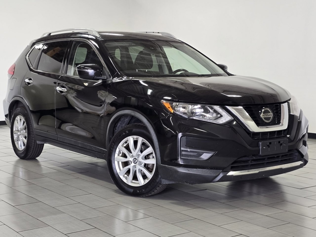 Used 2020 Nissan Rogue SV image 2