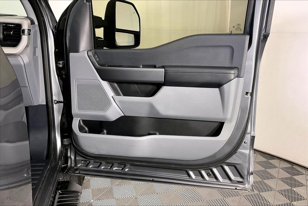 Used 2025 Ford F350 4x4 Regular Cab Super Duty image 19