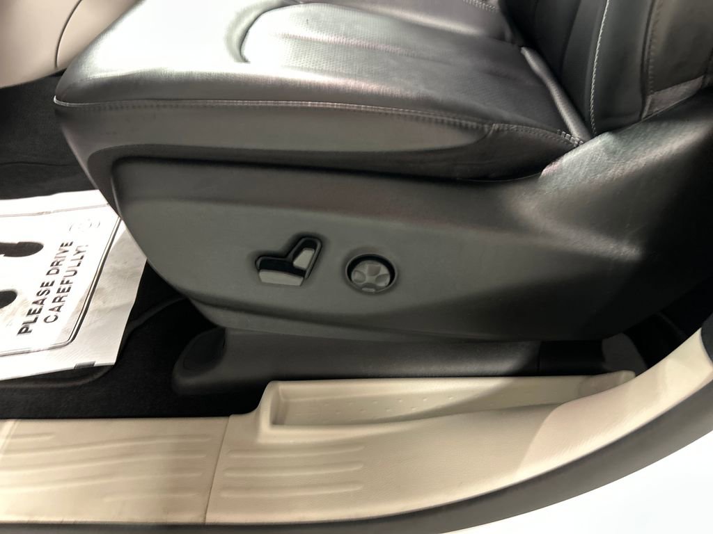 Used 2024 Chrysler Pacifica Touring-L FWD image 13