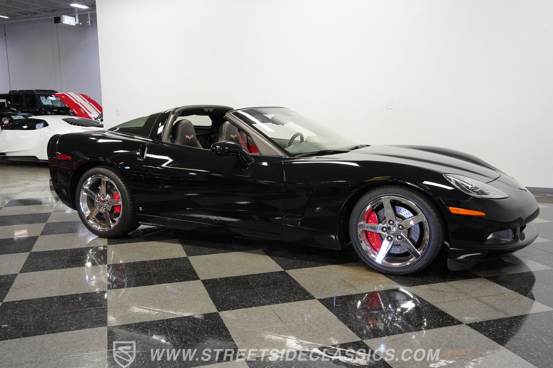 Used 2007 Chevrolet Corvette Coupe w/ Performance Package RWD image 16