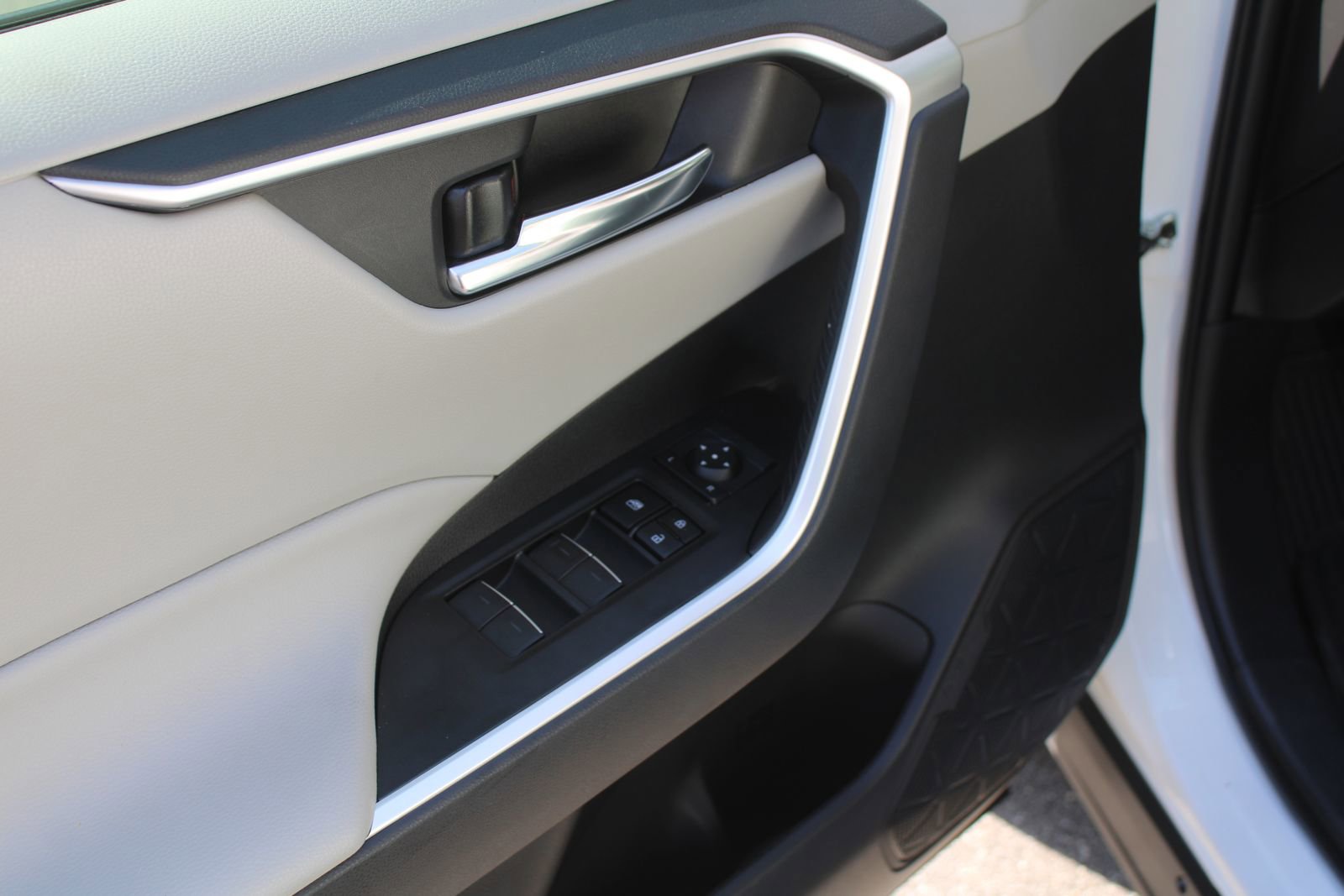 Used 2024 Toyota RAV4 XLE AWD/4WD image 18