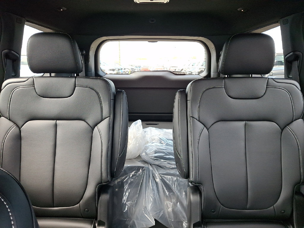 New 2026 Jeep Grand Cherokee L Limited w/ Limited Altitude Package AWD/4WD image 14