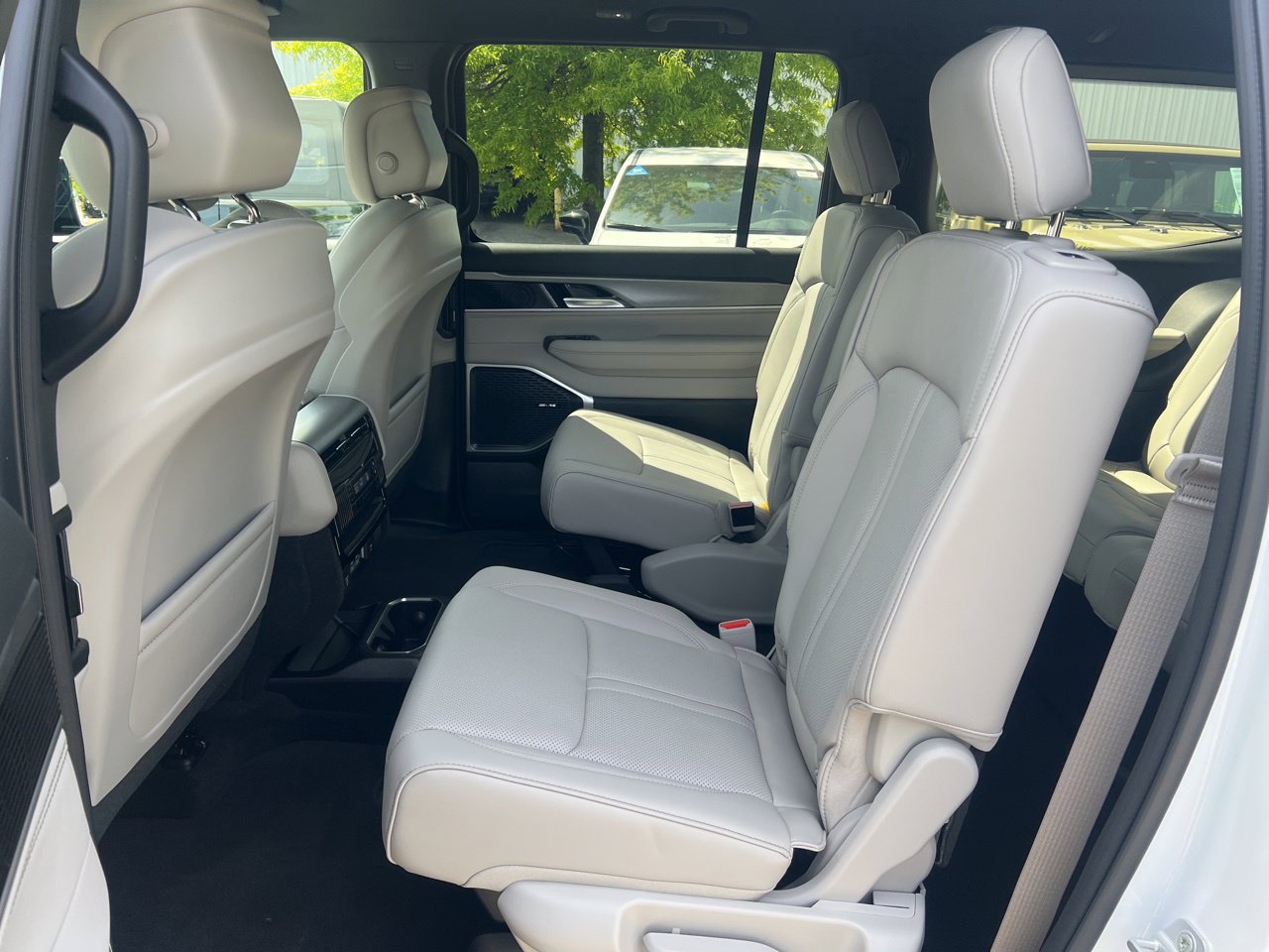 New 2026 Jeep Grand Wagoneer Limited AWD/4WD image 17