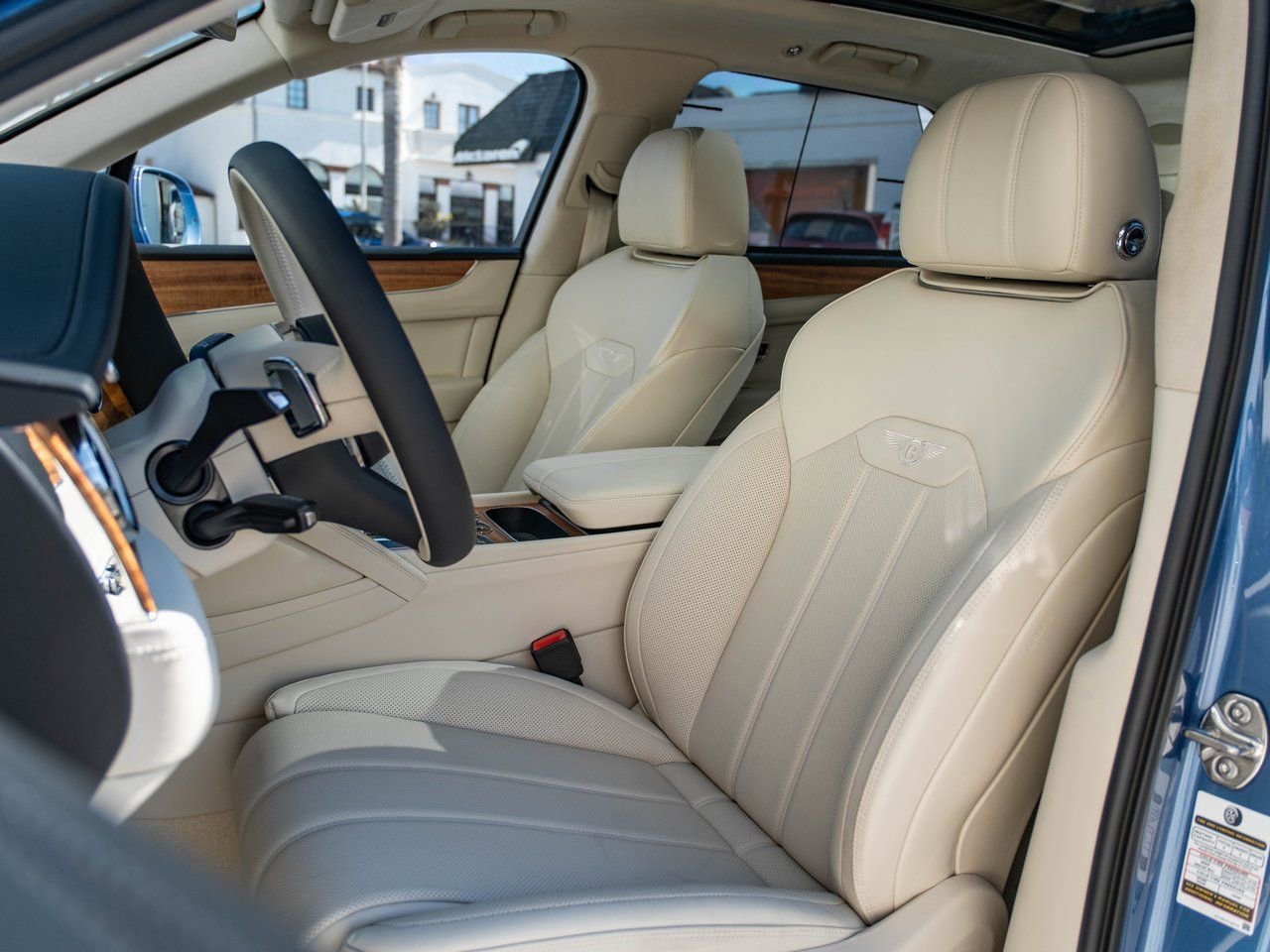 Used 2025 Bentley Bentayga Plug-In Hybrid image 15