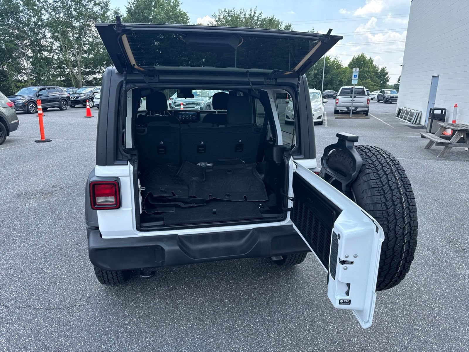 Used 2024 Jeep Wrangler Unlimited Sport AWD/4WD image 10
