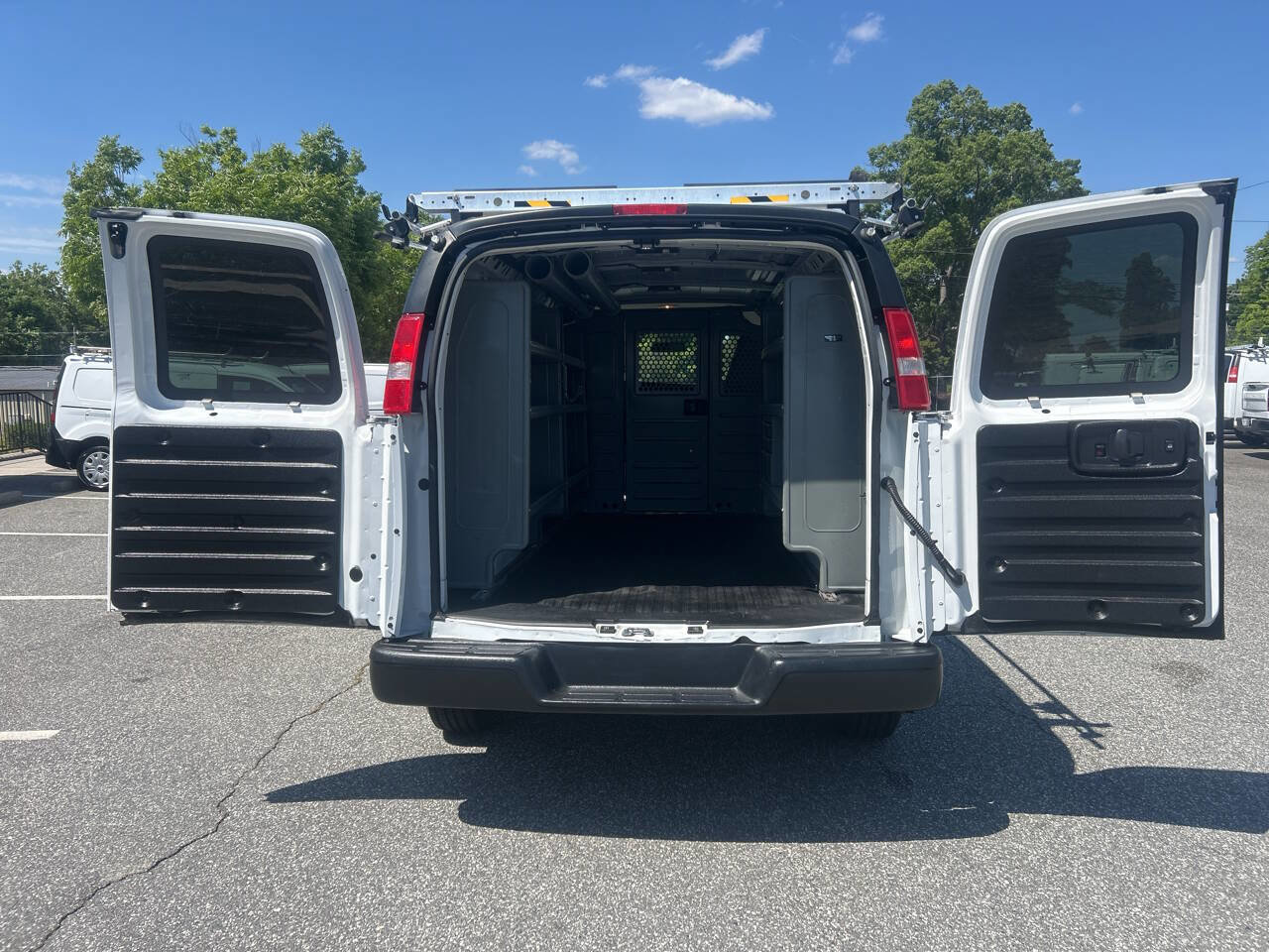 Used 2017 Chevrolet Express 2500 RWD image 24