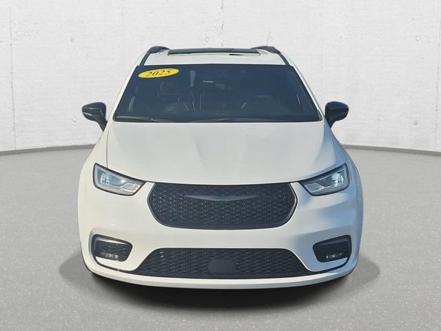 Used 2025 Chrysler Pacifica Limited FWD image 2