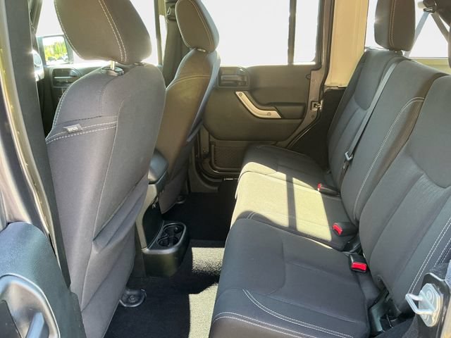 Used 2018 Jeep Wrangler Unlimited Sahara w/ Connectivity Group AWD/4WD image 14