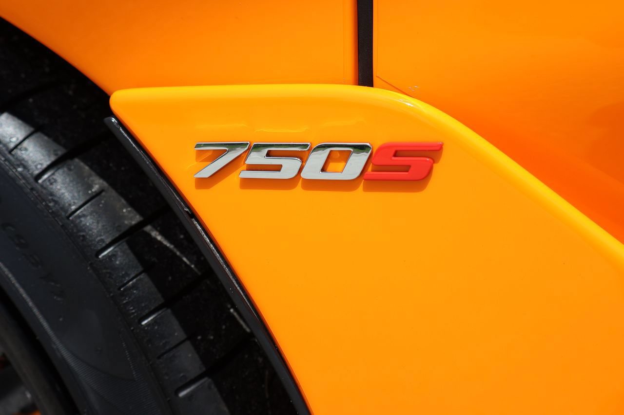Used 2024 McLaren 750S Spider RWD image 12