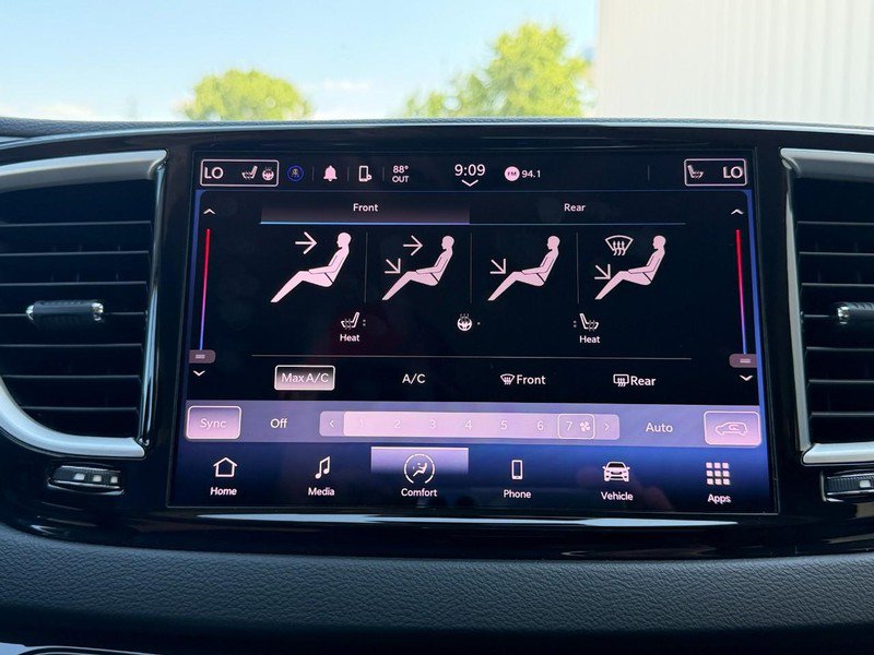 Used 2023 Chrysler Pacifica Touring-L FWD image 39