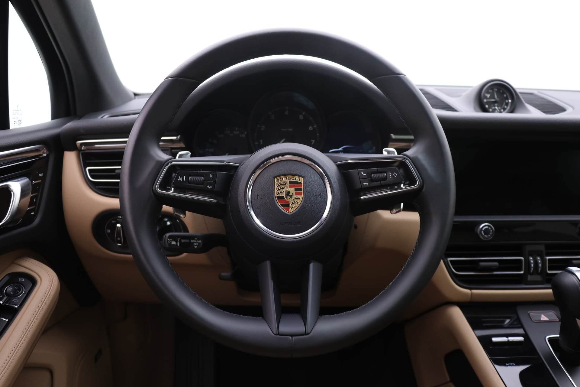 Used 2025 Porsche Macan AWD/4WD image 23
