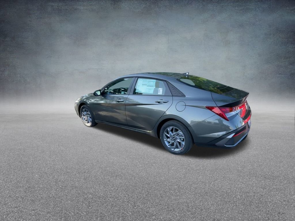 Used 2025 Hyundai Elantra Blue image 17
