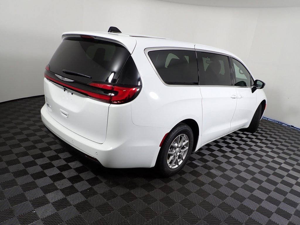 New 2026 Chrysler Pacifica Select FWD image 18