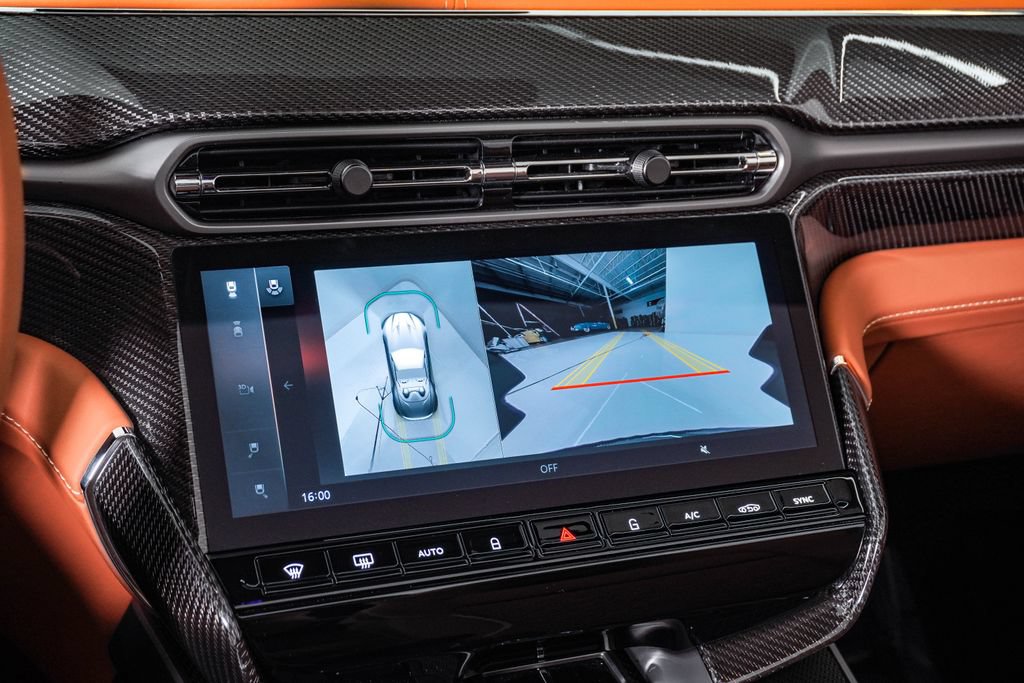 Used 2026 Aston Martin Vanquish Convertible RWD image 32