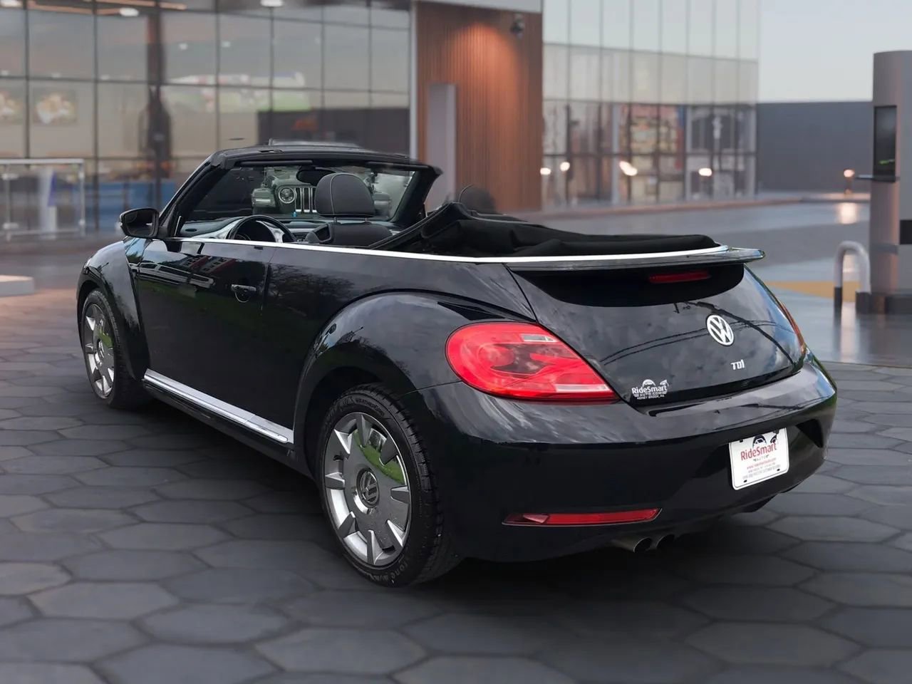 Used 2014 Volkswagen Beetle TDI FWD image 9