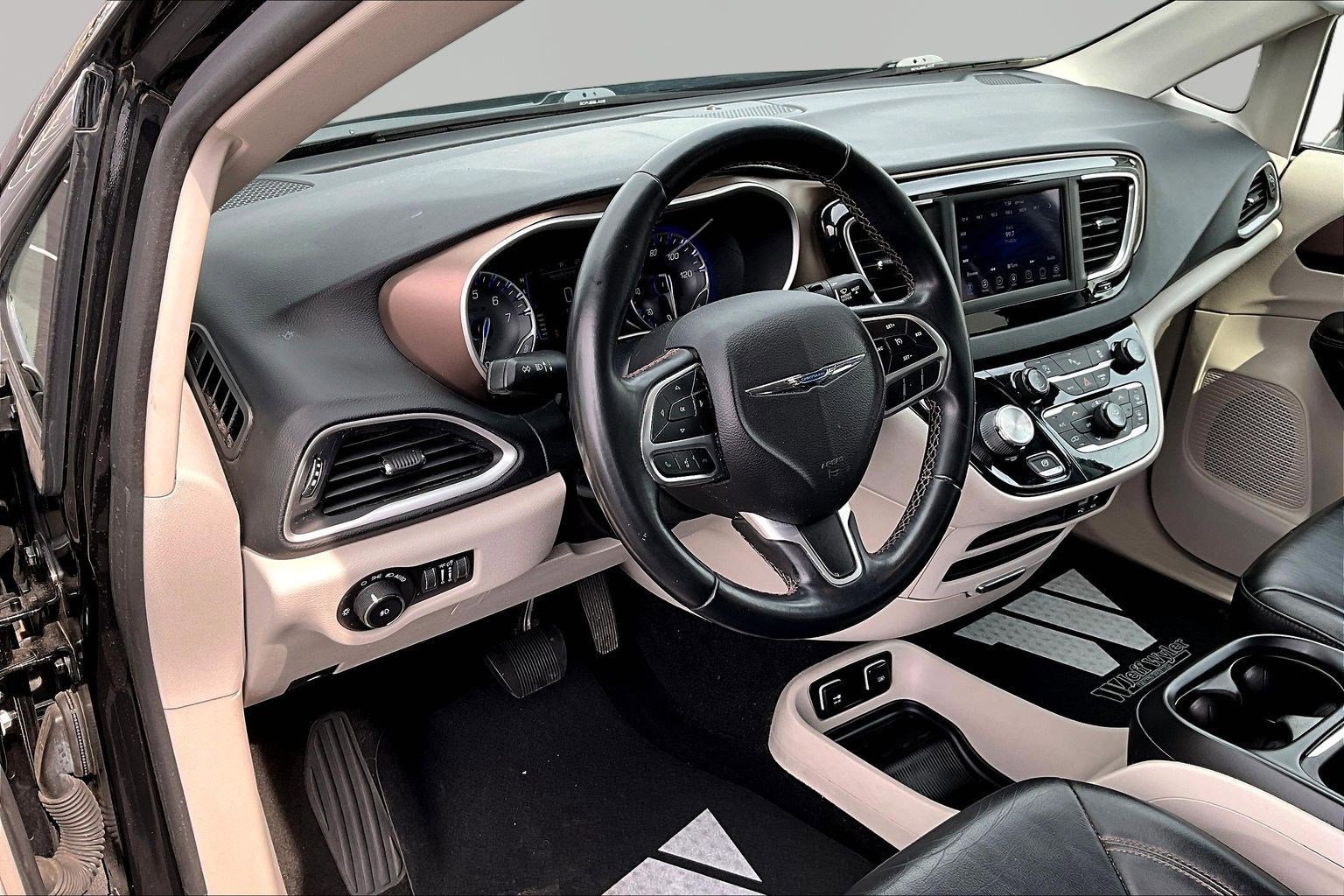 Used 2018 Chrysler Pacifica Touring-L image 18