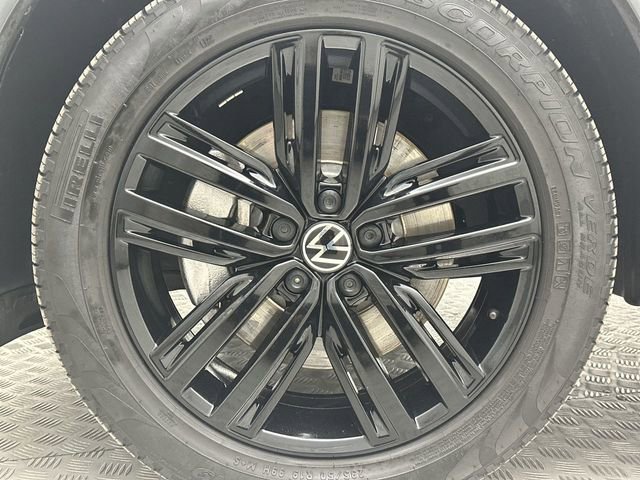 Used 2022 Volkswagen Tiguan SE R-Line image 11