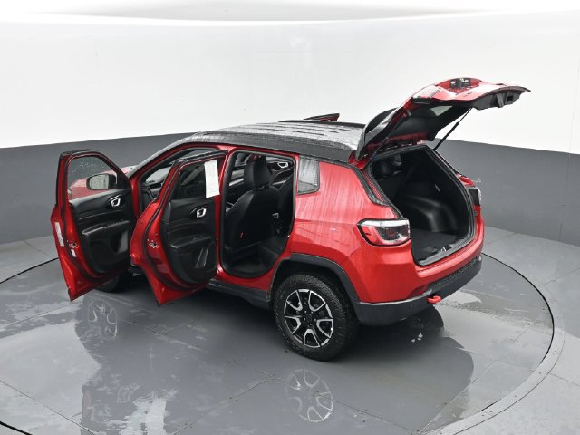 Used 2025 Jeep Compass Trailhawk AWD/4WD image 25