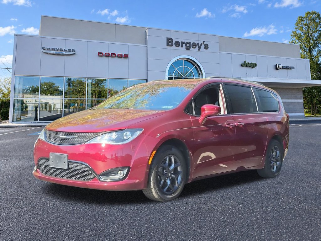 Used 2018 Chrysler Pacifica Touring Plus w/ S Appearance Package FWD image 2