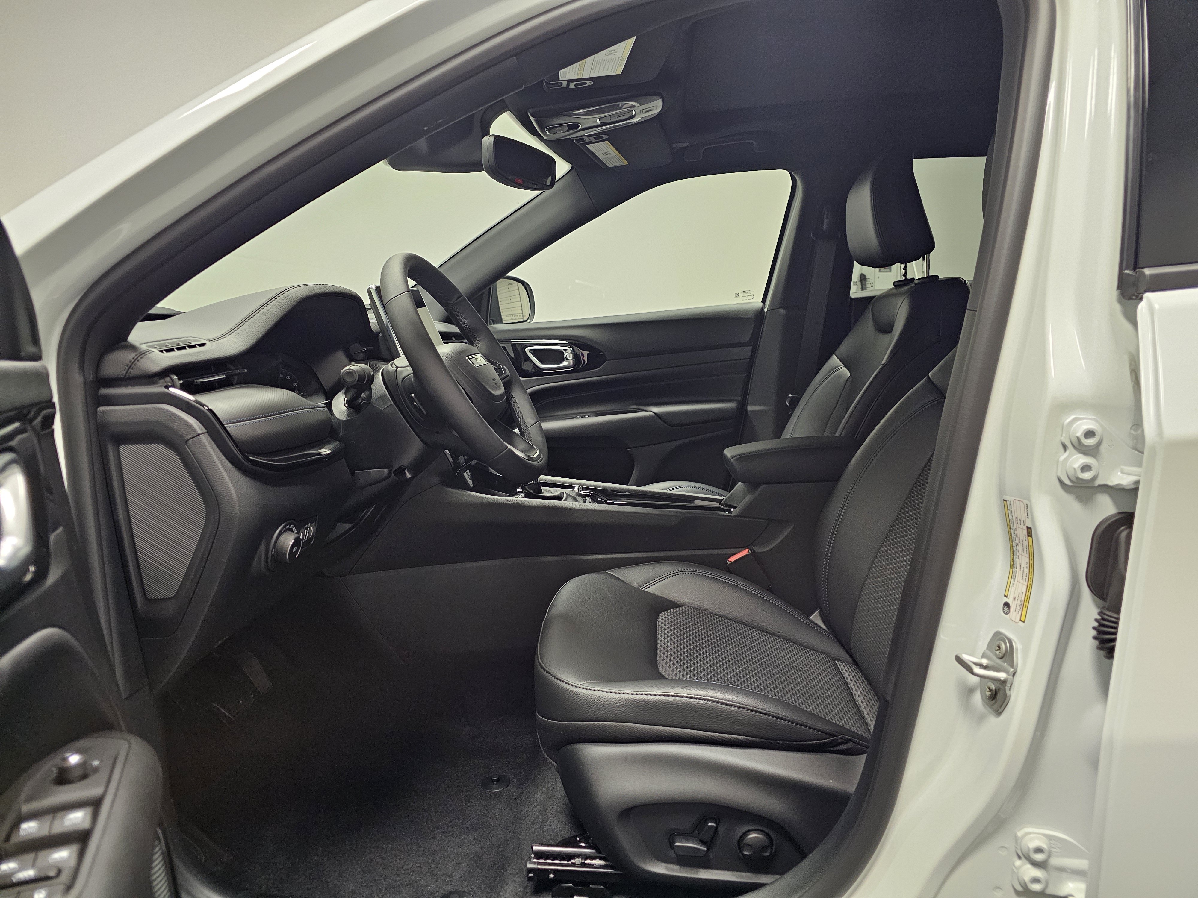 New 2025 Jeep Compass Latitude w/ Sun & Sound Group AWD/4WD image 18