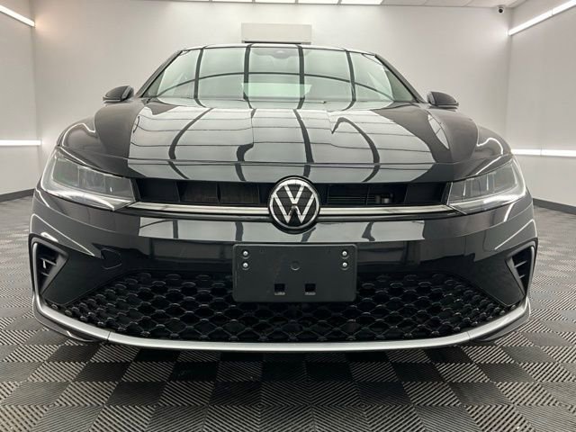 Used 2025 Volkswagen Jetta SE image 2