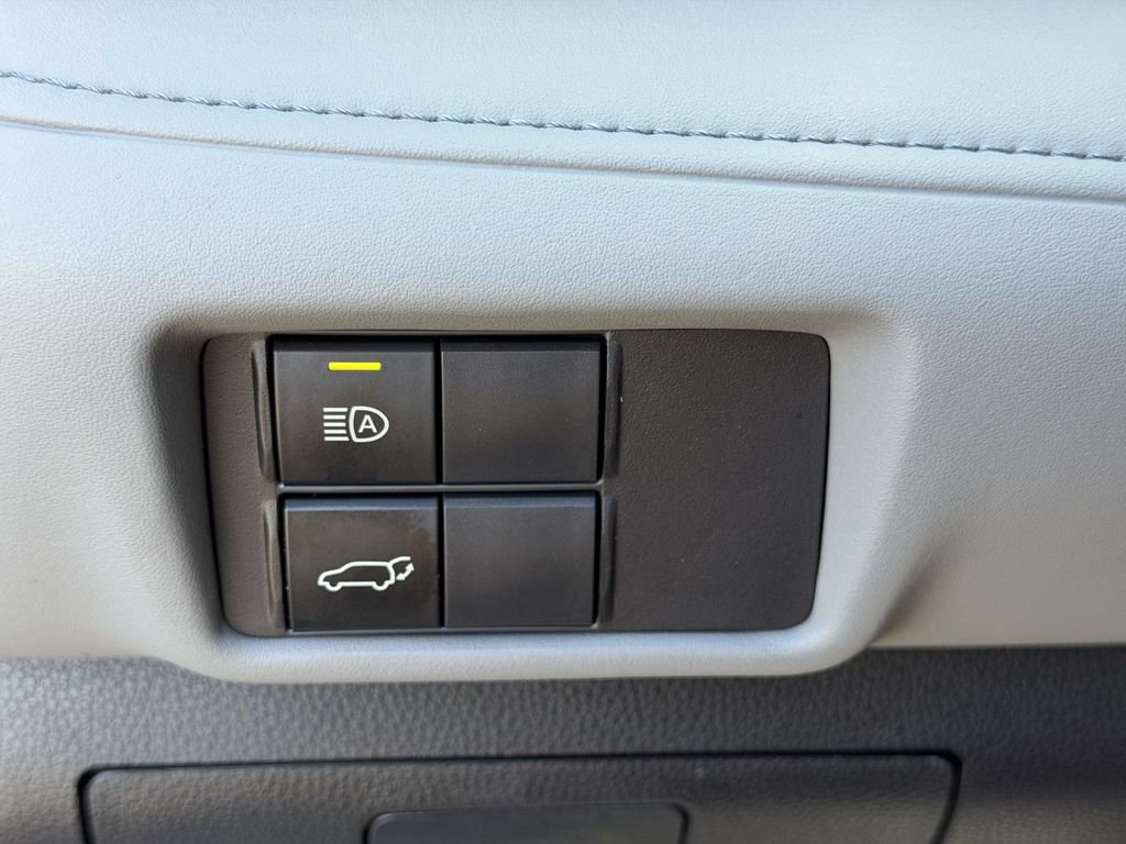 Used 2023 Toyota Highlander XLE AWD/4WD image 22