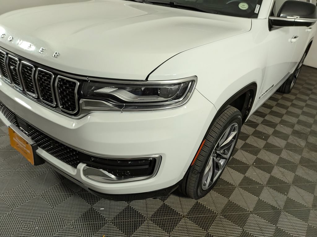 Certified 2023 Jeep Wagoneer L Series III w/ Premium Group I AWD/4WD image 16