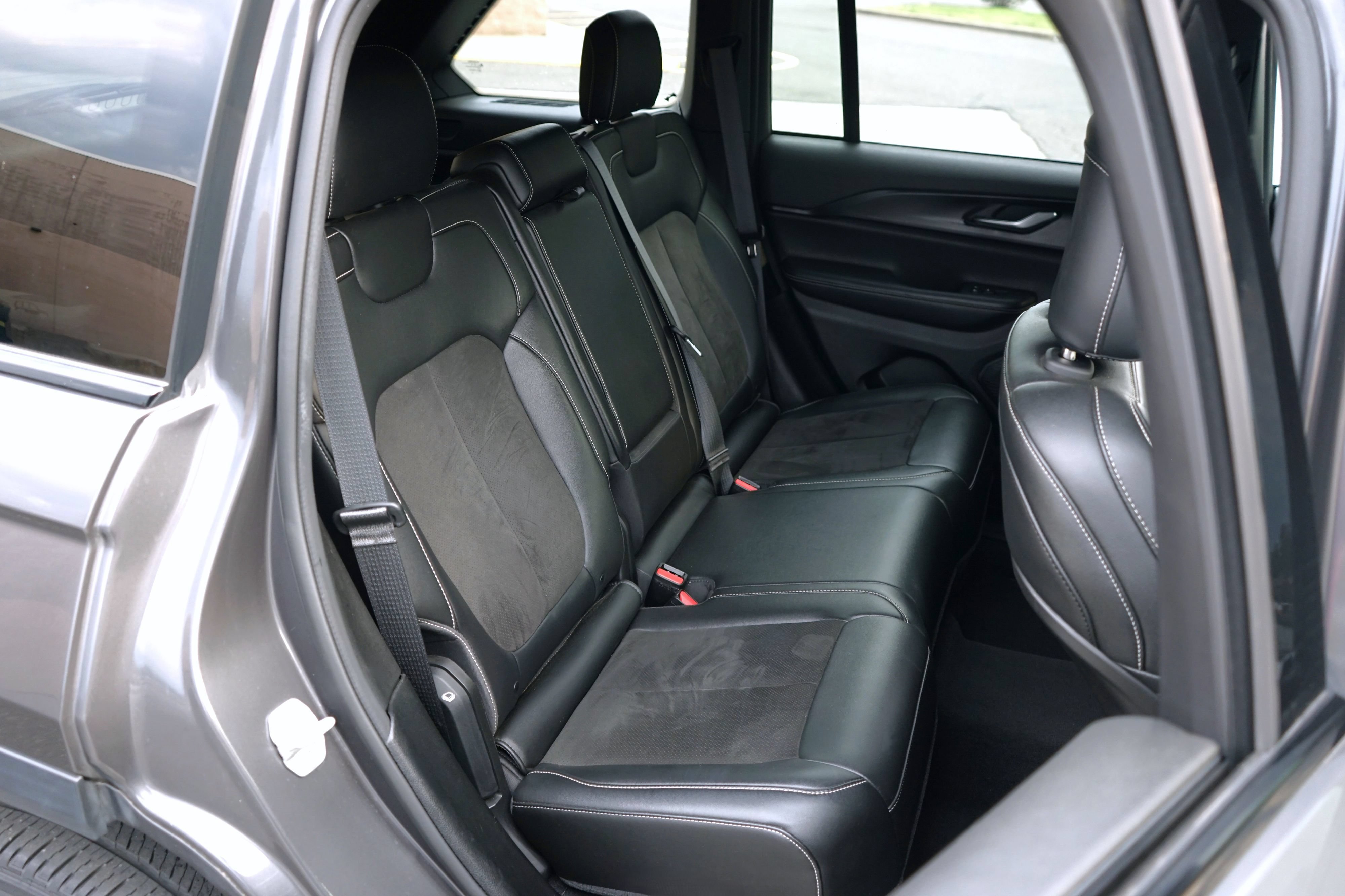 Used 2023 Jeep Grand Cherokee Altitude AWD/4WD image 33