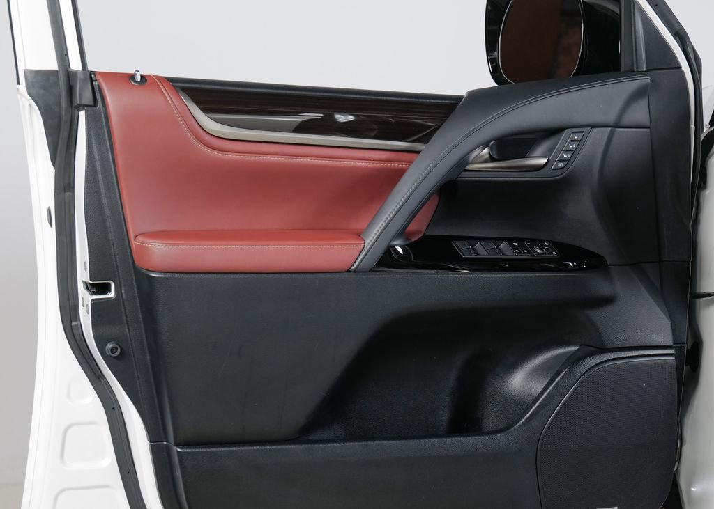 Used 2018 Lexus LX 570 4WD image 31