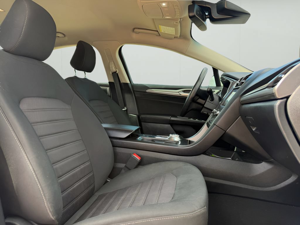 Used 2020 Ford Fusion SE FWD image 11