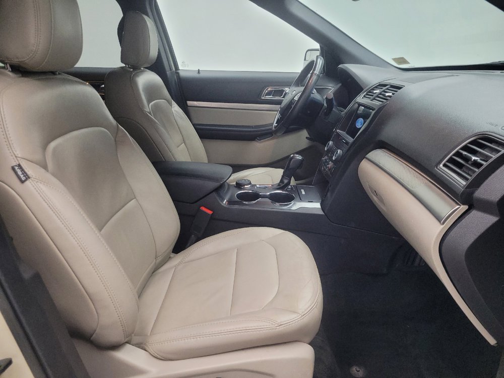 Used 2018 Ford Explorer XLT w/ Equipment Group 202A AWD/4WD image 21