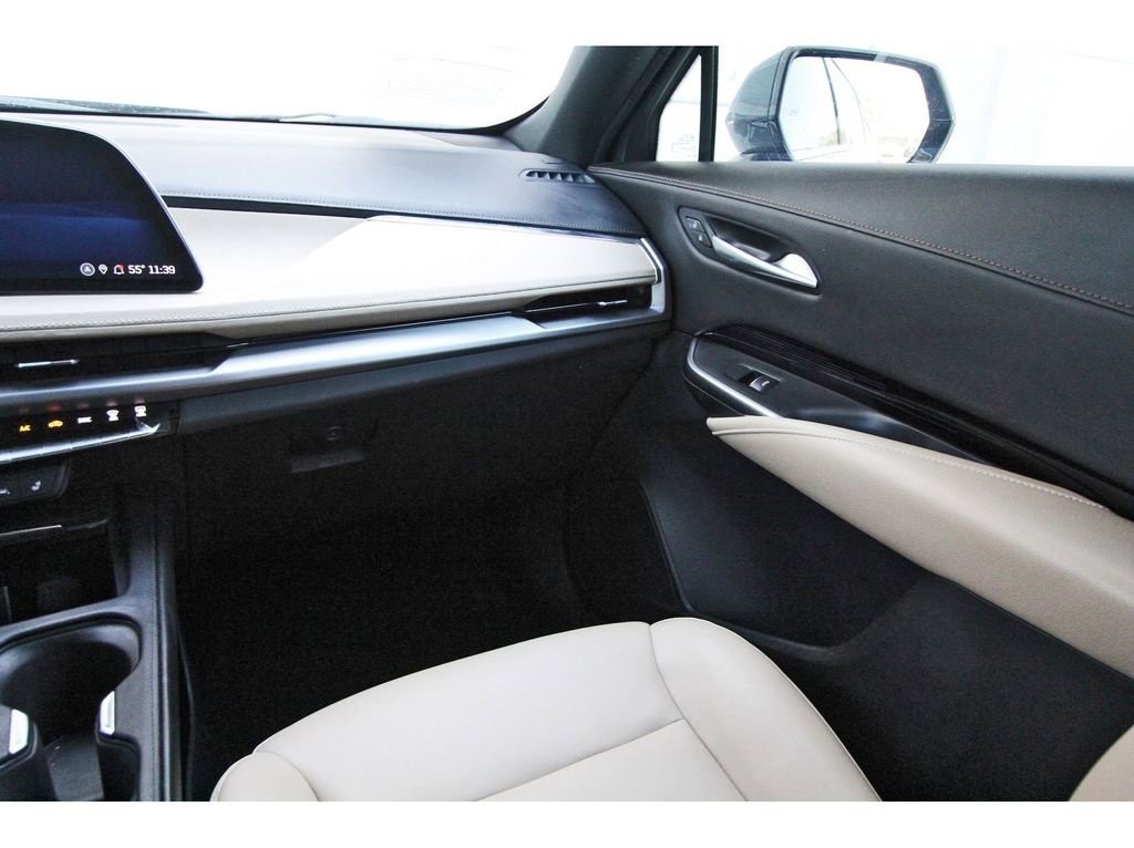 Used 2024 Cadillac XT4 Luxury w/ Cold Weather Package image 10