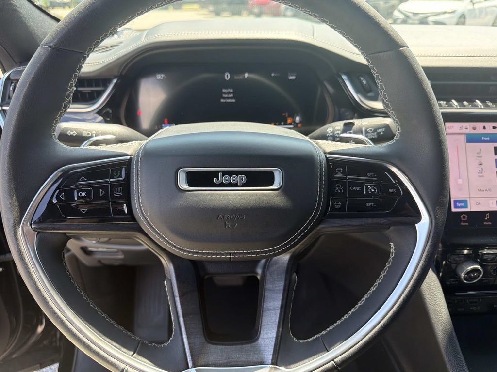 Used 2023 Jeep Grand Cherokee Overland w/ Luxury Tech Group IV AWD/4WD image 10