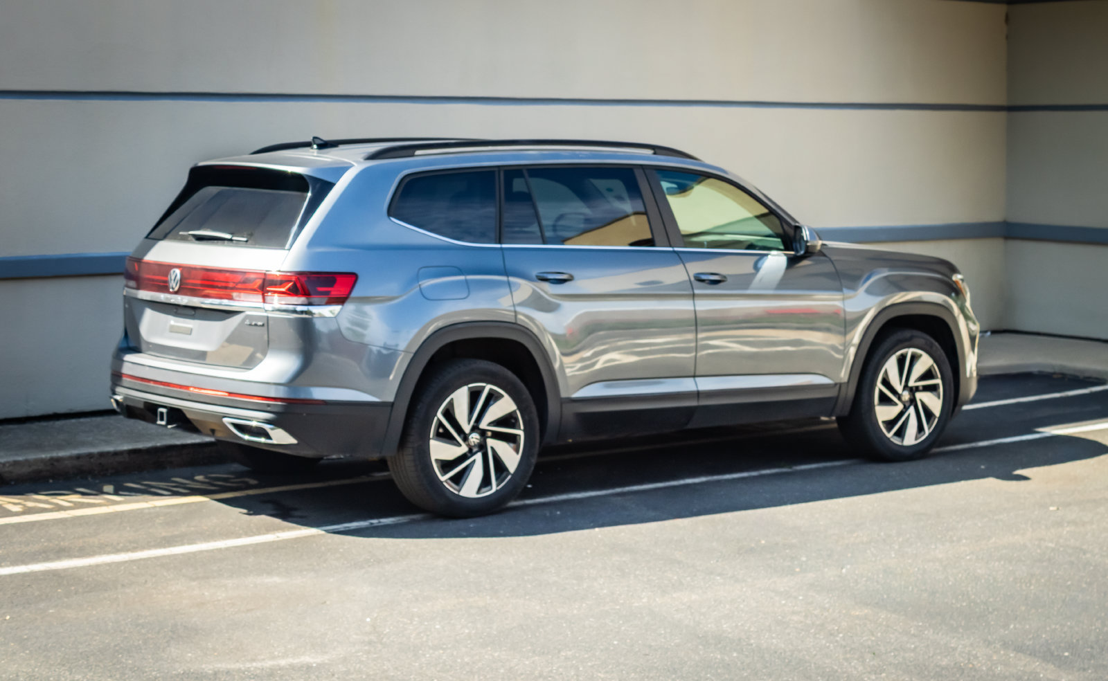 Used 2025 Volkswagen Atlas SE AWD/4WD image 7